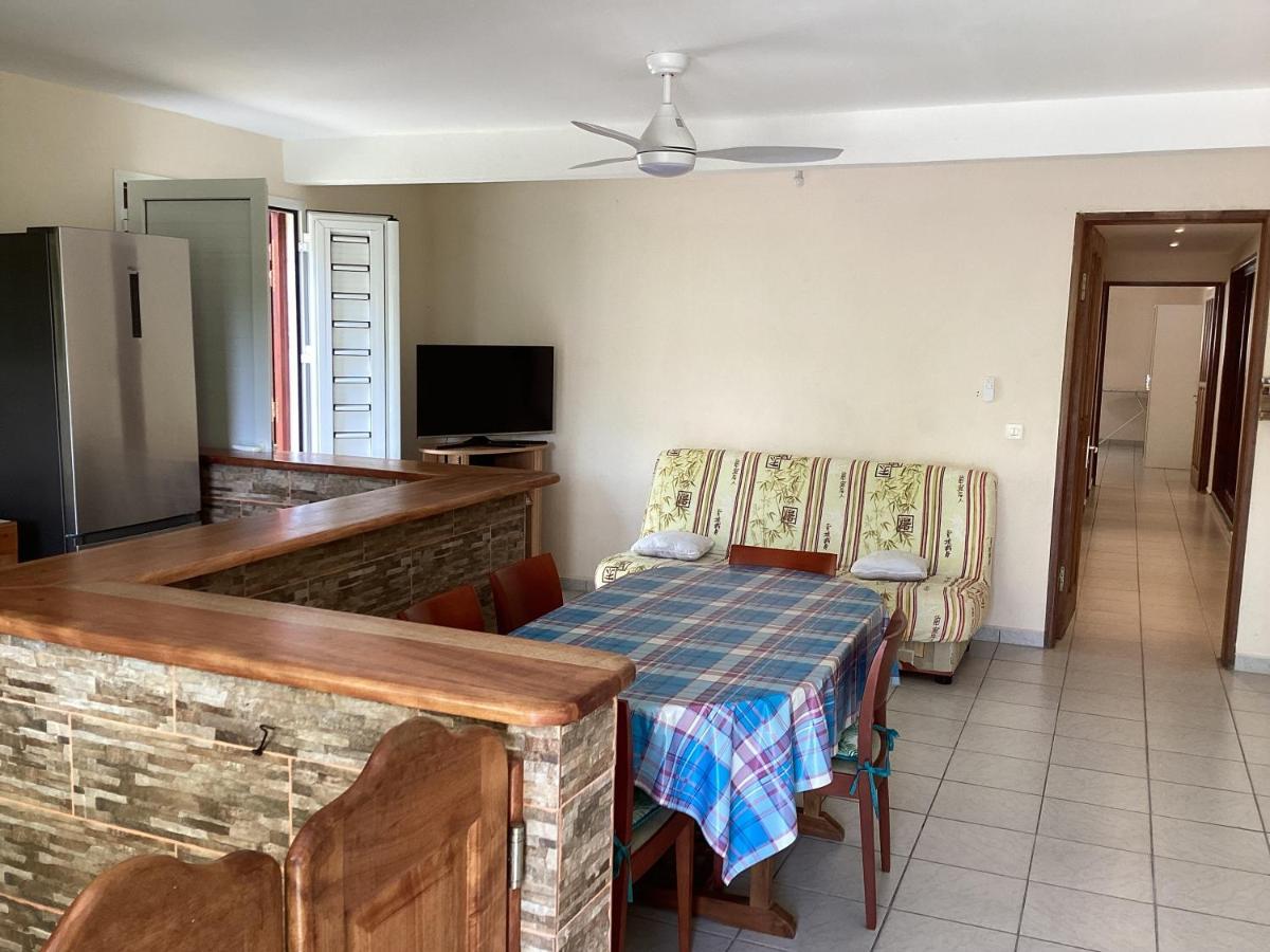 Café - Grand F3 à Sainte-anne Appartement