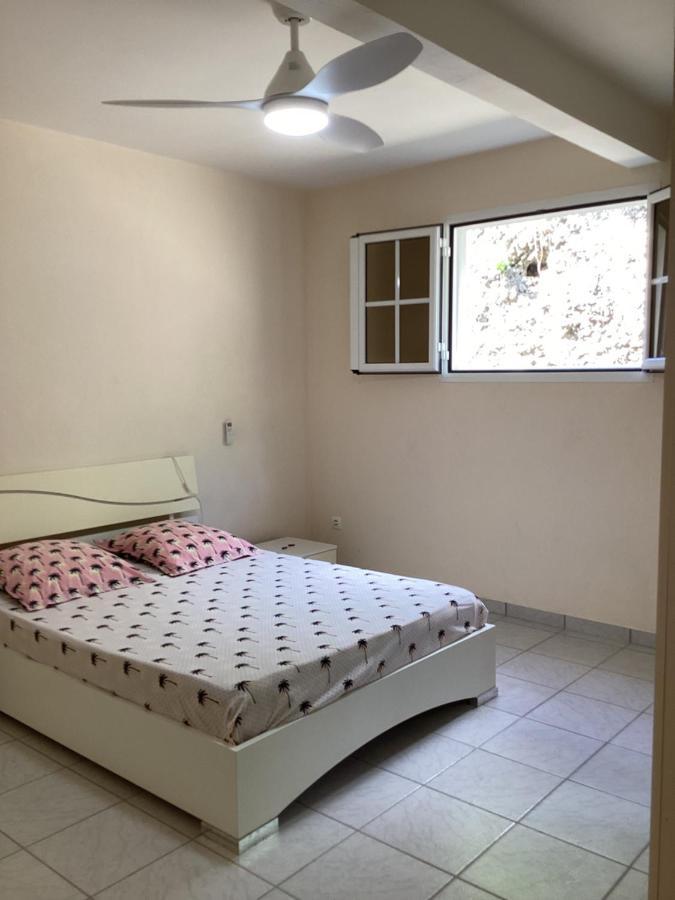 Café - Grand F3 à Sainte-anne Appartement