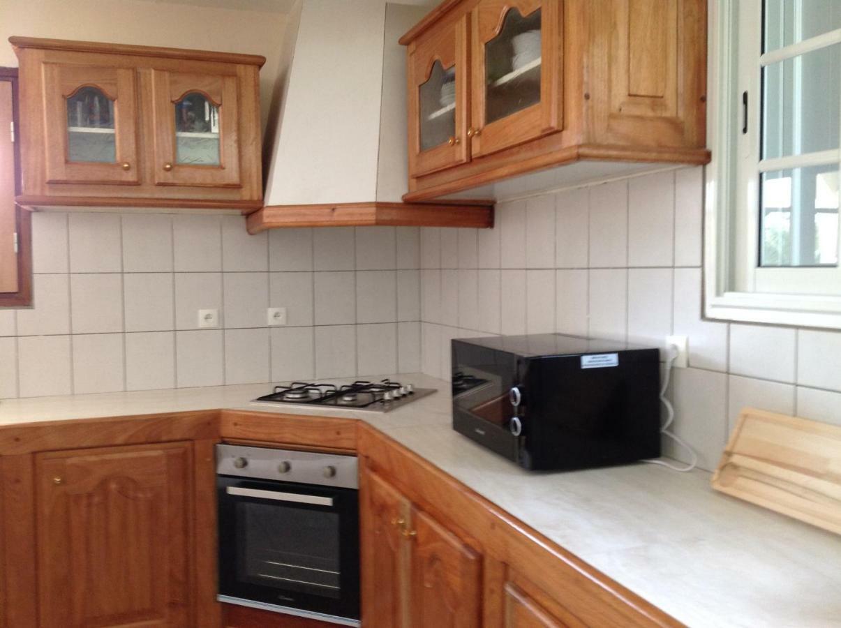 Café - Grand F3 à Sainte-anne Appartement *